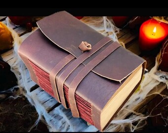 Cuaderno rústico de cuero marrón con cierre envolvente, hecho a mano, con bordes irregulares, diario de viaje medieval, grimorio gótico y cuaderno de bocetos.