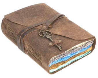 Cuaderno de cuero vintage con cierre de llave antigua, cuaderno de papel rústico hecho a mano con bordes irregulares, diario de viaje medieval.