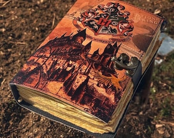 Cuaderno de hechizos vintage inspirado en Harry Potter, con el escudo de Hogwarts, estilo gótico, mágico y hecho a mano.