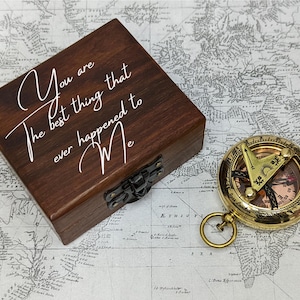 Gepersonaliseerde messing zonnewijzerkompas met houten kist, vintage nautisch, cadeau voor hem, echtgenoot, ontdekkingsreiziger, werkkompas voor decor of reizen