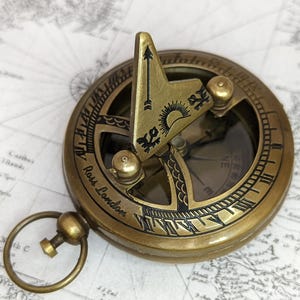 Gepersonaliseerde messing zonnewijzerkompas met houten kist, vintage nautisch, cadeau voor hem, echtgenoot, ontdekkingsreiziger, werkkompas voor decor of reizen