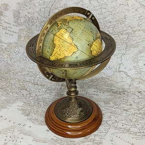 Vintage Style Desktop Globe with Brass Stand & Wooden Base – Unique Home Office Decor, Gift for Dad, Geography Enthusiasts