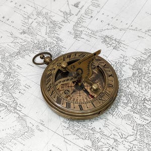 Gepersonaliseerde messing zonnewijzerkompas met houten kist, vintage nautisch, cadeau voor hem, echtgenoot, ontdekkingsreiziger, werkkompas voor decor of reizen