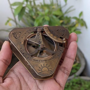 Brújula de reloj de sol triangular de latón hecha a mano para viajes, decoración náutica antigua para el hogar, regalo de Navidad.