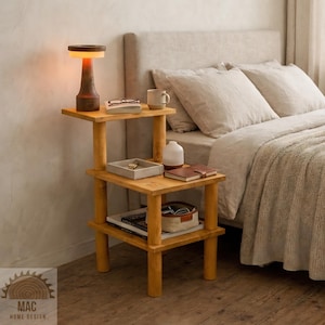 Tavolino da comodino a 3 ripiani in legno massello di pino, realizzato a mano, dal design minimalista.