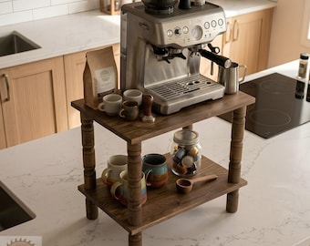 Soporte elevador de madera maciza para cafetera, organizador rústico de encimera de 2 niveles