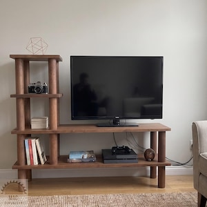 Mueble de TV de madera hecho a mano, consola multimedia de pino macizo con estantería integrada.