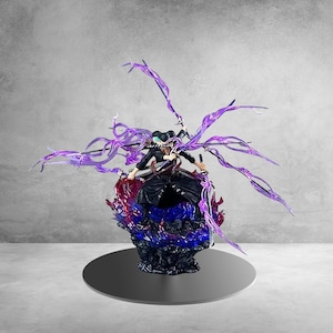 Puede incluir: Figura detallada de un personaje de la serie de anime One Piece. La figura está posada dinámicamente con tres espadas y efectos de energía púrpura. La base presenta llamas rojas y azules.