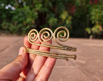 Bracciale a spirale per la parte superiore del braccio, realizzato a mano in ottone, gioiello