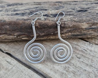 Pendientes de espiral de plata, pendientes colgantes en espiral, pendientes hechos a mano, joyería boho minimalista, pendientes boho, regalo único para ella.