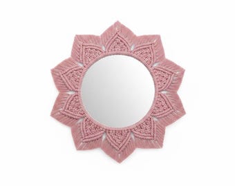 Specchio da parete in macramè rosa