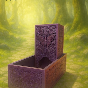 Könnte beinhalten: Ein lila Würfelturm- und Tablett-Set. Der Turm hat ein geschnitztes Schmetterlingsdesign und verzierte Muster. Das Tablett ist ebenfalls mit ähnlichen Schnitzereien verziert. Das Fatesend-Logo ist oben links sichtbar.