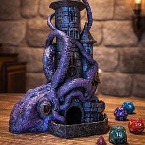 Op de afbeelding: Een donkergrijze stenen dobbelsteentoren met een grote paarse octopus met een opvallend geel oog die om de structuur heen is gewikkeld. De toren bevat een basismuur en wordt vergezeld door verschillende veelzijdige dobbelstenen in rood, blauw en groen.