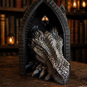 Könnte beinhalten: Eine dunkelgraue, texturierte Drachenskulptur, die aus einem gotischen Torbogen aus Stein hervorkommt. Der Drache zeigt detaillierte Schuppen und scharfe Krallen, während der umgebende Rahmen ein Spitzbogen-Design mit steinartigen Strukturen aufweist.