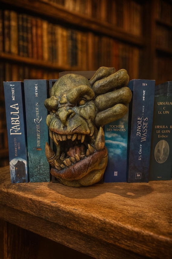 Book Nook „Ork“ – Fantasy Regal-Deko | PLA 3D-Druck | Handveredelt | Buchstütze | Geschenk für Nerds & Rollenspieler
