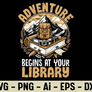 Può includere: Illustrazione grafica su sfondo nero con una scena di montagna, uno zaino, una macchina fotografica e libri. Il testo recita "Adventure Begins At Your Library". In basso, "SVG - PNG - AI - EPS - DXF".