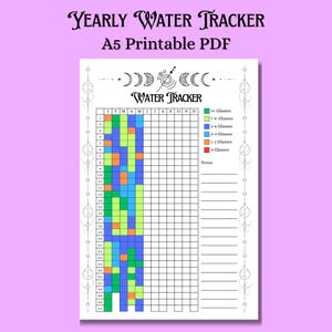 Puede incluir: Un rastreador de agua PDF imprimible A5 con el texto "YEARLY WATER TRACKER" en la parte superior. El rastreador presenta una cuadrícula para rastrear la ingesta de agua, con secciones codificadas por colores para diferentes cantidades de vasos. El diseño incluye elementos celestiales decorativos.