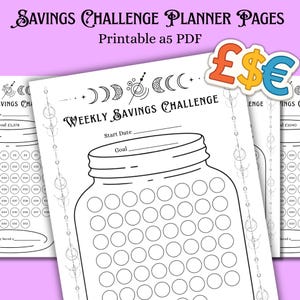 Peut inclure: Pages de planificateur de défis d'épargne PDF A5 imprimables. Le design présente un graphique de bocal Mason avec des cercles pour suivre les économies. Le texte indique "Weekly Savings Challenge".