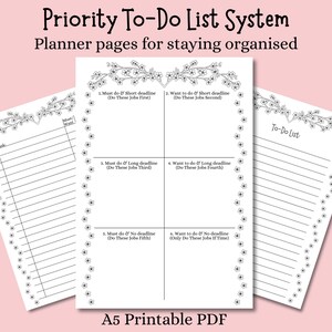 Könnte beinhalten: A5 druckbare PDF-Planerseiten mit einem Prioritäts-To-Do-Listen-System. Die Seiten sind weiß mit schwarzem Text und floralen Bordüren. Der Planer enthält Abschnitte für Aufgaben mit kurzen und langen Fristen und ohne Fristen.