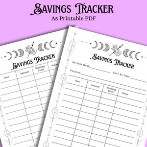 Puede incluir: Dos rastreadores de ahorro imprimibles en blanco con texto negro. La parte superior de cada página dice "SAVINGS TRACKER" en una fuente decorativa. El texto "A5 Printable PDF" está encima de las páginas. Cada página tiene secciones para fecha, cantidad, total acumulado y notas.
