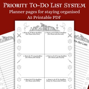 以下が含まれることがあります： 「PRIORITY TO-DO LIST SYSTEM」のテキストが入った、白黒の印刷可能なPDFプランナーページ。タスクの優先順位付けのための6つのセクションに分かれており、本や剣などの装飾要素があります。A5サイズ。