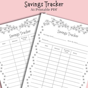 Könnte beinhalten: Zwei weiße, bedruckbare Spar-Tracker mit floralen Akzenten. Der obere Teil jeder Seite trägt die Aufschrift "Savings Tracker" in einer dekorativen Schriftart. Die Seiten sind so gestaltet, dass sie Sparziele verfolgen, mit Abschnitten für Datum, Betrag und Gesamtsumme. Der Text "A5 Printable PDF" steht oben.