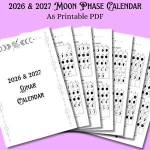 Puede incluir: Una pila de calendarios lunares PDF imprimibles A5 blancos para 2026 y 2027. Cada página del calendario muestra las fases lunares. La portada dice "Calendario Lunar 2026 y 2027". El texto superior dice "Calendario de Fases Lunares".