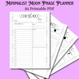 Puede incluir: Un planificador minimalista de fases lunares con un fondo morado claro. El planificador incluye secciones para afirmaciones diarias, listas de tareas y seguimiento de la ingesta de agua. El texto "MINIMALIST MOON PHASE PLANNER A5 Printable PDF" está en la parte superior.