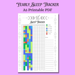 以下が含まれることがあります： 「Yearly Sleep Tracker」のテキストが上部にある、A5サイズの印刷可能な睡眠トラッカー。トラッカーは、毎日の睡眠追跡用のグリッド、睡眠時間の色分け、メモ用のスペースを備えています。デザインには装飾的な天体の要素があります。