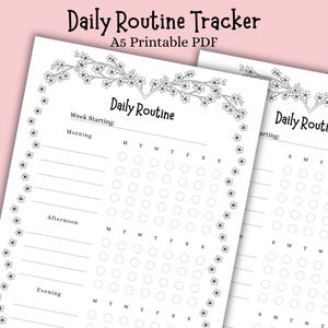 Op de afbeelding: Twee witte A5 afdrukbare PDF's voor dagelijkse routine trackers. De bovenkant van de pagina's is versierd met een bloemenontwerp. De tekst "Daily Routine Tracker" en "Daily Routine" zijn zichtbaar. De tracker bevat secties voor ochtend, middag en avond.