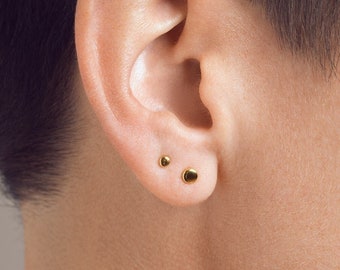 Delicati orecchini a bottone con pois, set da 4 - Gioielli geometrici minimalisti per tutti i giorni - COM503