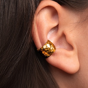 Minimalist Gold Cuff Earring - Hammered Adjustable Cartilage Conch Cuff - ECF025