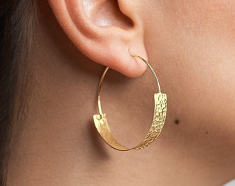 Gehamerde hoepel oorbellen bruidsmeisje cadeau platte hoepel oorbellen minimalistische oorbellen middelgrote hoepels sierlijke oorbellen
