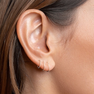 Winzige Creolen, Sterling Silber, vergoldet, handgemachte Reifen, Lunaijewelry, Geschenk für sie, EAR008