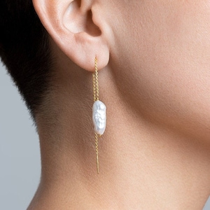 Statement Pearl Earrings - Silver 925 Plated in 24kt Gold - Modern Threader Style with Chain Drop Detail - CHE044