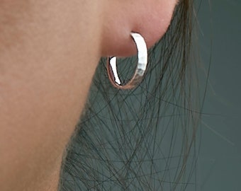 Gehämmerte Creolen Kleine Creolen Minimale Ohrringe Brautjungfer Geschenk Zierlicher Schmuck Gehämmerte Ohrringe EAR054