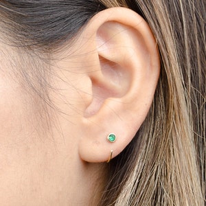 Brincos de argola Dainty Lab Emerald - Brincos Huggie elegantes com pedras preciosas para um toque de glamour - EAR030