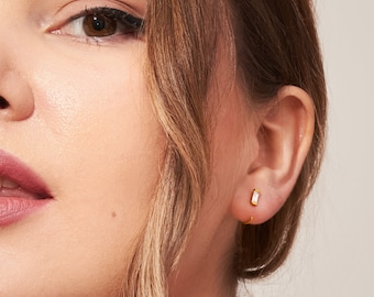 Huggie Hoop Earrings - Aanslagvrije gouden oorbellenset - Sierlijke unieke edelsteenoorbellen - EAR044WCZ