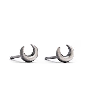Celestial Jewelry: Minimale sierlijke gouden maanoorbellen kraakbeen - studs tweede gat - beste oorbellen - STD052