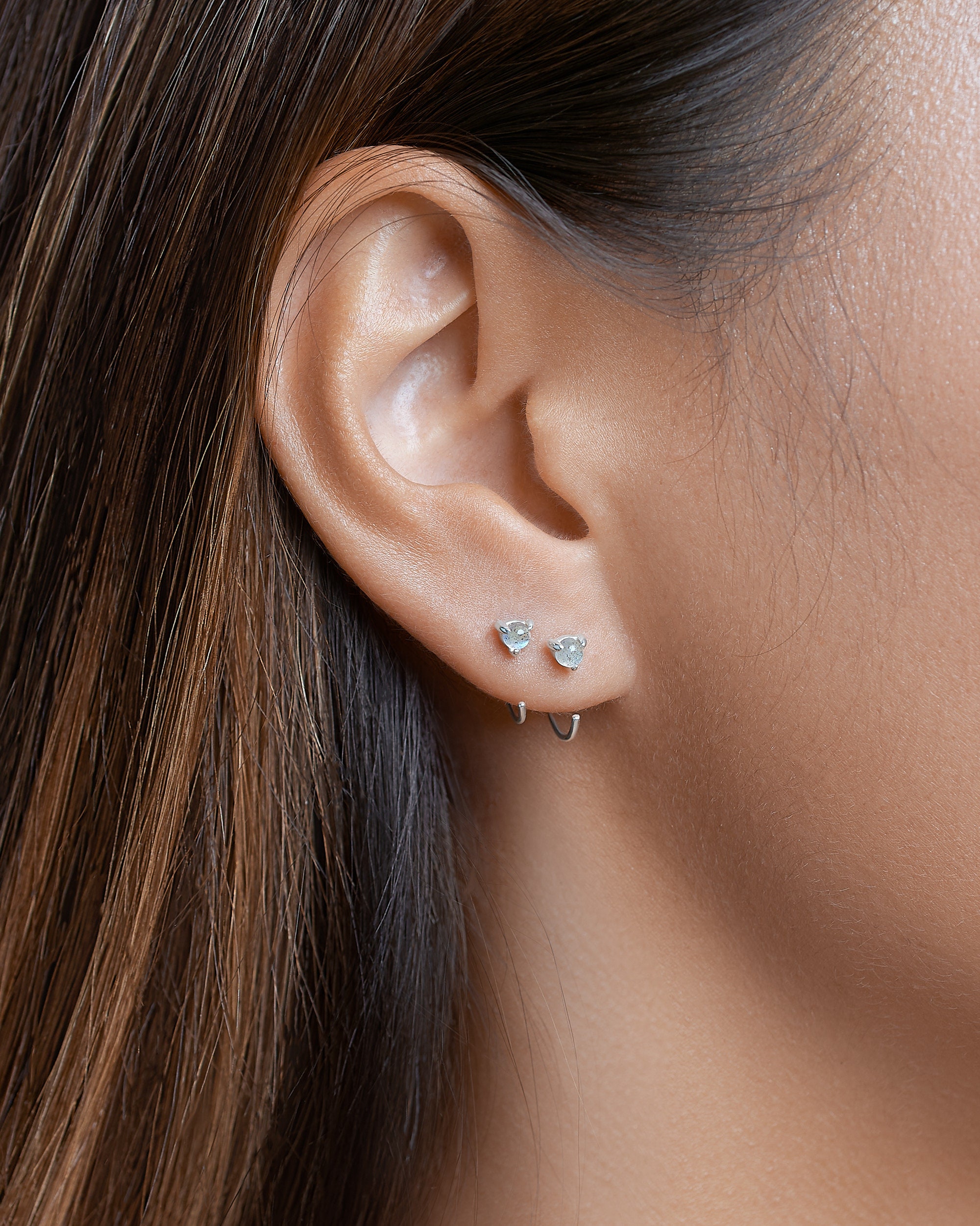 Orecchini A Cerchio Piccoli Con Pietra Di Luna In Argento 925: Huggie Con Cristallo Per Donne
