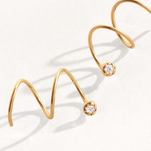 Orecchini a cerchio a spirale con zirconi cubici – Design intrecciato in oro o argento - EAR152WCZ
