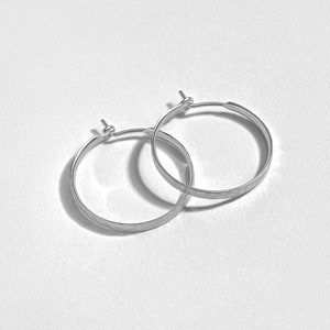 Gehamerde hoepel oorbellen bruidsmeisje cadeau platte hoepel oorbellen minimalistische oorbellen middelgrote hoepels sierlijke oorbellen St Silver Matte