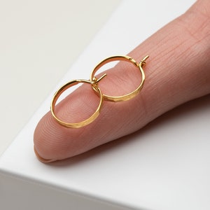 Orecchini a cerchio piccoli - Orecchini a cerchio martellato -Regalo da damigella d'onore - Orecchini a cerchio piatto - Gioielli da sposa
