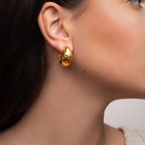 Op de afbeelding: Een rustiek houten bord met de tekst "Welcome to our home" in witte letters. Het bord heeft een verweerde afwerking en een eenvoudig, uitnodigend ontwerp, ideaal voor entree decoratie.