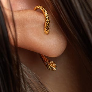 Gouden slangenoorbellenoorbellen – Sterlingzilver, minimalistische oorstekers