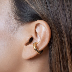 Orecchino minimalista in oro - regalo alla moda per lei - ECF021