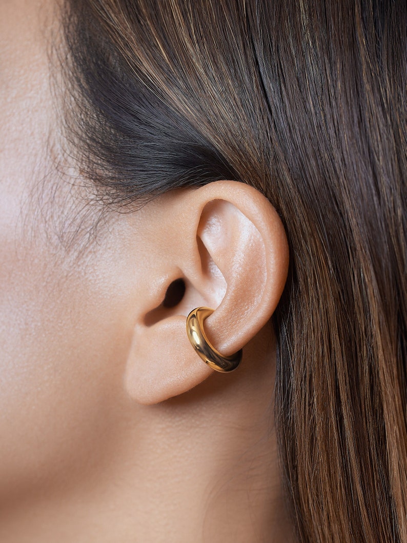 These unique and versatile earrings create the illusion of multiple piercings without the commitment.• Handcrafted Earrings.
•Approx Size: Tube 4.15mm Thick Ear Cuffs, Light-Weight: 2,29 gr.