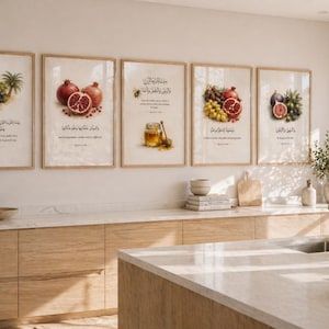 Könnte beinhalten: Fünf gerahmte Kunstdrucke mit botanischen Illustrationen von Trauben, Granatäpfeln, Honig und Feigen. Jeder Druck hat Text in einer Fremdsprache. Die Drucke werden in einer Küche mit hellen Holzschränken und einer Marmorarbeitsplatte ausgestellt.