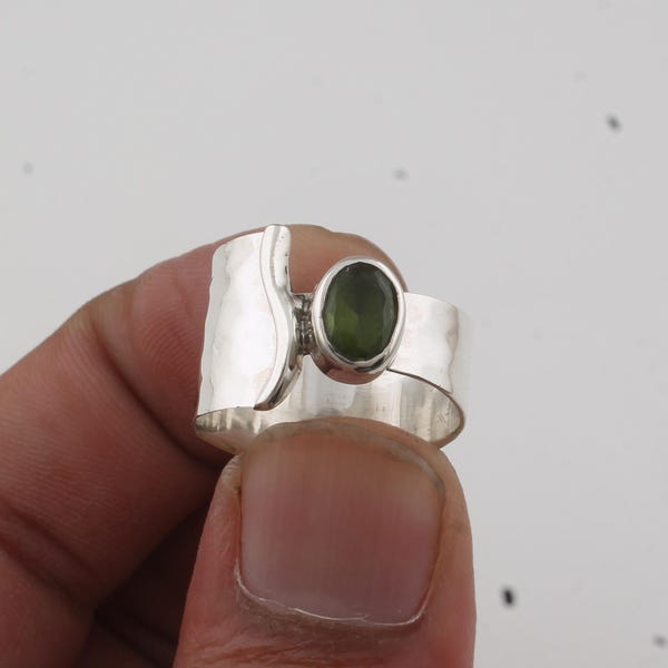 Anillo de cuarzo peridoto: Anillo de gema verde, joyería hecha a mano con detalles de plata plisada.