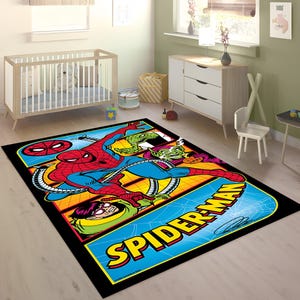 Puede incluir: Una alfombra rectangular negra con un diseño de cómic de Spider-Man. El diseño incluye a Spider-Man, Doctor Octopus y el Duende Verde, con las palabras "SPIDER-MAN" en amarillo.